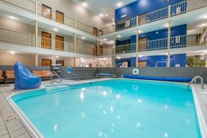 una piscina nella hall di un hotel di Best Western On the River a Hannibal