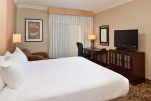 TV a/nebo společenská místnost v ubytování Best Western Corte Madera Inn
