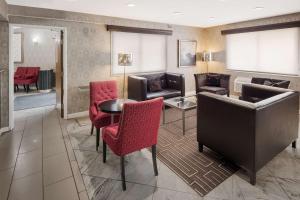 vestíbulo del hotel con sillas, mesa y sofá en Best Western Riverside Inn en Danville
