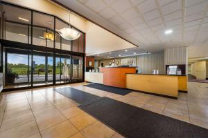 een kantoorlobby met een receptie en grote ramen bij Best Western Detroit Livonia in Livonia