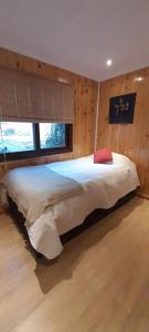 a bedroom with a large bed in a room at Casa con linda vista de montaña y tinaja in Curacaví