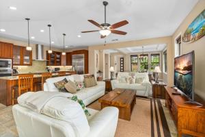 een woonkamer met witte meubels en een keuken bij Big Island Holua Kai 7072 home in Kailua-Kona