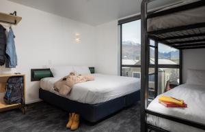Postel nebo postele na pokoji v ubytování LyLo Queenstown + 37 fotografií