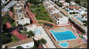 einen Luftblick auf ein Resort mit einem Pool in der Unterkunft ALFAS OASIS in L’Alfàs del Pi