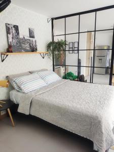 เตียงในห้องที่ Moderno y agradable apartaestudio en el centro de Medellin