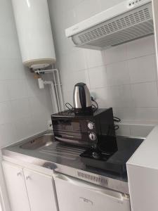 a microwave sitting on top of a kitchen counter at Séjour chaleureux in Aubervilliers