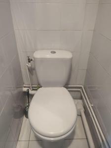 - une salle de bains avec des toilettes blanches dans une cabine dans l'établissement Séjour chaleureux, à Aubervilliers