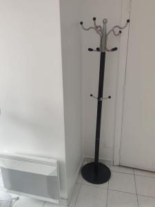 a black pole in a room next to a wall at Séjour chaleureux in Aubervilliers