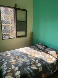 1 dormitorio con cama y ventana en Hostal Colors Bellavista, en Santiago