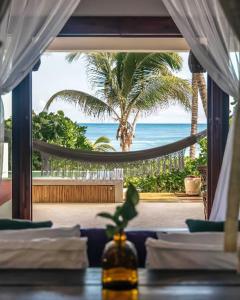 ein Esszimmer mit Meerblick von einem Resort in der Unterkunft Beachfront suites in Tulum beach in Tulum