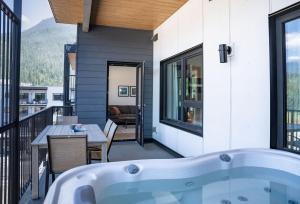 eine Badewanne auf dem Balkon eines Hauses in der Unterkunft North Bowl Nook by Revelstoke Vacations in Revelstoke