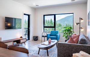 ein Wohnzimmer mit einem Sofa und einem Tisch in der Unterkunft North Bowl Nook by Revelstoke Vacations in Revelstoke