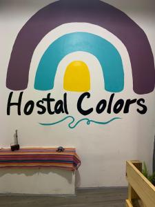 Una pared con un cartel de colores del hospital. en Hostal Colors Bellavista, en Santiago