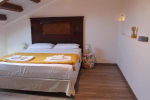 een slaapkamer met een bed met handdoeken erop bij Mondello Apartment in Mondello
