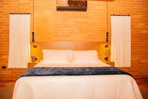 Cama ou camas em um quarto em Chalés Alto dos Pires