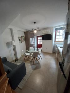 een woonkamer met een bank en een tafel bij TORREÃO HOUSE in Guarda