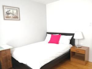 Ένα ή περισσότερα κρεβάτια σε δωμάτιο στο spacious and bright house