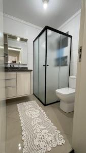 Bilik mandi di Apto Lírio do Vale - 3 Quartos -Apto Espaçoso com Varanda e Vista para o Vale - ao lado do Parque Termal!