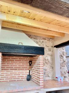 una chimenea de ladrillo con techo de madera. en Casa Rural Los Teatinos, en Casas de los Teatinos