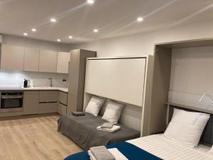 een kamer met 2 bedden en een keuken met bij Studio La Cigale bord de mer in Menton