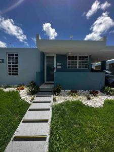 een blauw huis met een pad ervoor bij Cozy in Cabo1 