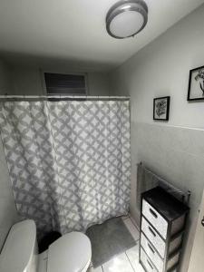 een badkamer met een toilet en een douchegordijn bij Cozy in Cabo1 