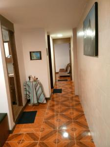 przedpokój z podłogą wyłożoną kafelkami w domu w obiekcie La casa de Almicar Departamento 3 w mieście Juivi