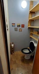 La salle de bains est pourvue de toilettes et d'un siège noir. dans l'établissement Bienvenue à la Garette, à Beaufort