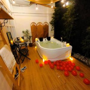 uma banheira sentada num piso de madeira com cerejas à volta em Stellar Homesharing (Home #2) em Dávao