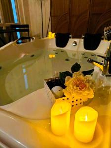 un bagno con 3 candele in una vasca da bagno di Stellar Homesharing (Home #2) a Davao