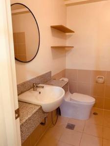 マニラにあるSpacious 2BR near Uptown BGCのバスルーム(洗面台、トイレ、鏡付)