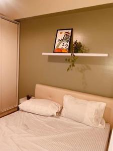 マニラにあるSpacious 2BR near Uptown BGCのベッドルーム1室(枕2つ付)