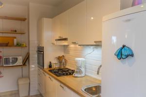 een keuken met een wastafel en een aanrecht bij Apartments by the sea Stomorska, Solta - 5190 in Stomorska