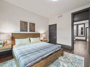 um quarto com uma cama e duas mesas e uma janela em Luxury and Stylish 2Bedroom Apartment on Carson, South Flats, Pittsburgh em Pittsburgh