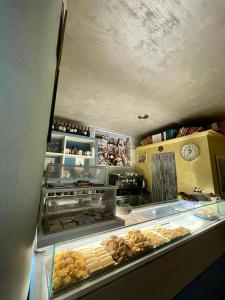 a display case in a bakery with pastries at Hotel La Pergola in Rionero in Vulture