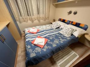 Posteľ alebo postele v izbe v ubytovaní Apartments and rooms by the sea Nin, Zadar - 5858
