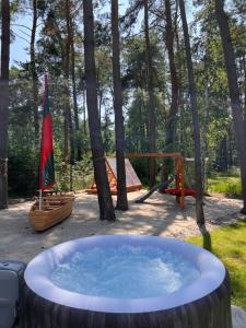 濟夫努夫的住宿－Domki Sekwoja，庭院内的热水浴池和游乐场