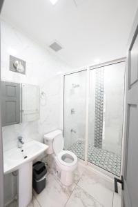 uma casa de banho com um chuveiro, um WC e um lavatório. em 592 Apartments 12 Duncan Street Campbellville, Georgetown em Georgetown