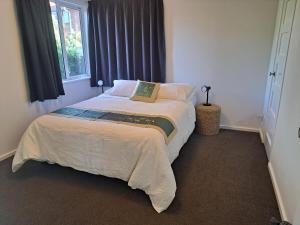 una piccola camera con un letto e una finestra di 3bdrm plus Sleepot Home, a Nelson