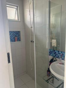 a bathroom with a shower and a sink at Deslumbrante Vista Mar na Praia de Copacabana in Rio de Janeiro