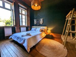 Quinta das Latas في كويمبرا: غرفة نوم بسرير مع سلم وسجادة