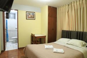 1 dormitorio con 1 cama con 2 toallas en HOTEL ABANCAY en Abancay