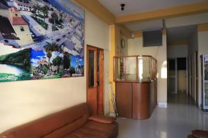 una sala de estar con sofá y una pintura en la pared en HOTEL ABANCAY, en Abancay