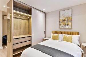 倫敦的住宿－Luxury 3 Bed Mayfair Apartment，一间卧室配有一张床和一个步入式衣柜