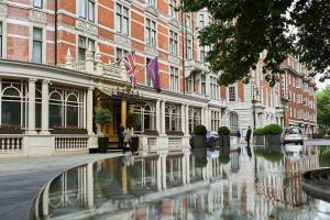 a building with a fountain in the middle of a street at Luxury 3 Bed Mayfair Apartment in London