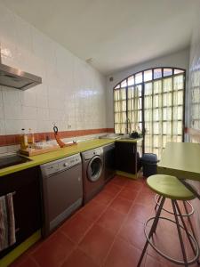 Kuchyň nebo kuchyňský kout v ubytování Apartamentos Sevilla Deluxe Rosales + 15 fotografií
