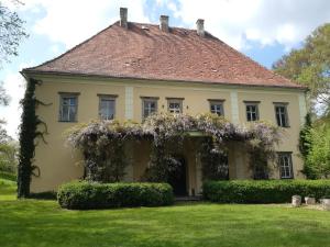 una casa con una corona di fiori viola sopra di Pałac Lasów a Pieńsk