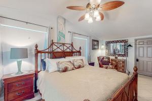 een slaapkamer met een bed en een plafondventilator bij Salt Creek Cottage in Weeki Wachee