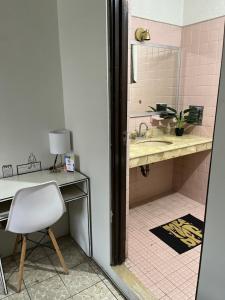 a bathroom with a desk and a chair and a sink at Casa Cariño •Room 2• in Ciudad Guzmán