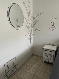 Habitación con espejo, mesa y planta en Casa Cariño •Room 2•, en Ciudad Guzmán
